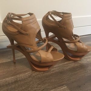 Bumper | Beige High Heel